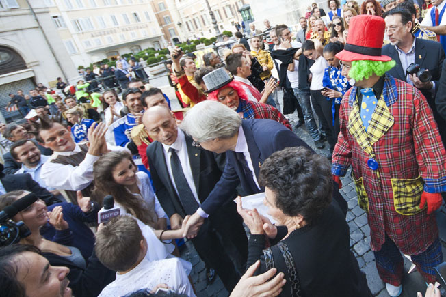 Vittorio Sgarbi con la gente del circo davanti a Montecitorio nella manifestazione tenutasi nel 2012 (Foto Silvia Ottaviano) ENC sgarbi Montecitorio 0377