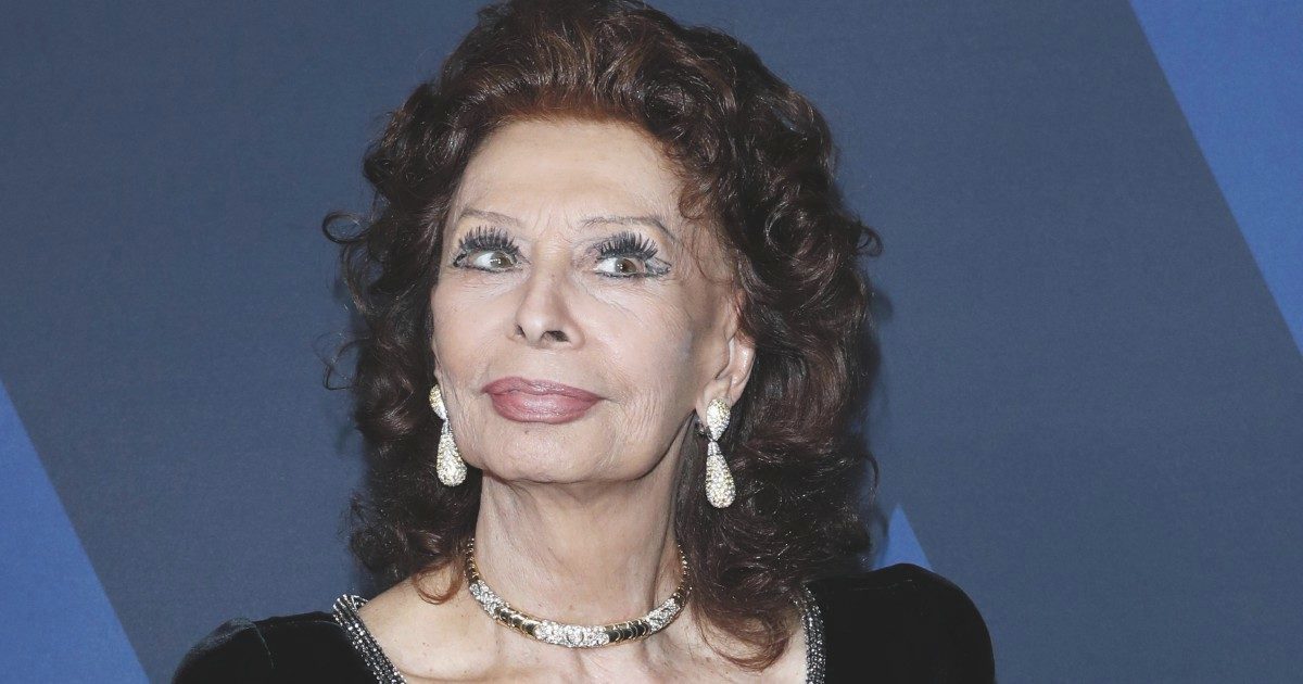 epa07955436 Italian actress Sophia Loren poses on the red carpet prior the 11th Annual Governors Awards at the Dolby Theater in Hollywood, California, USA, 27 October 2019. EPA/NINA PROMMER
