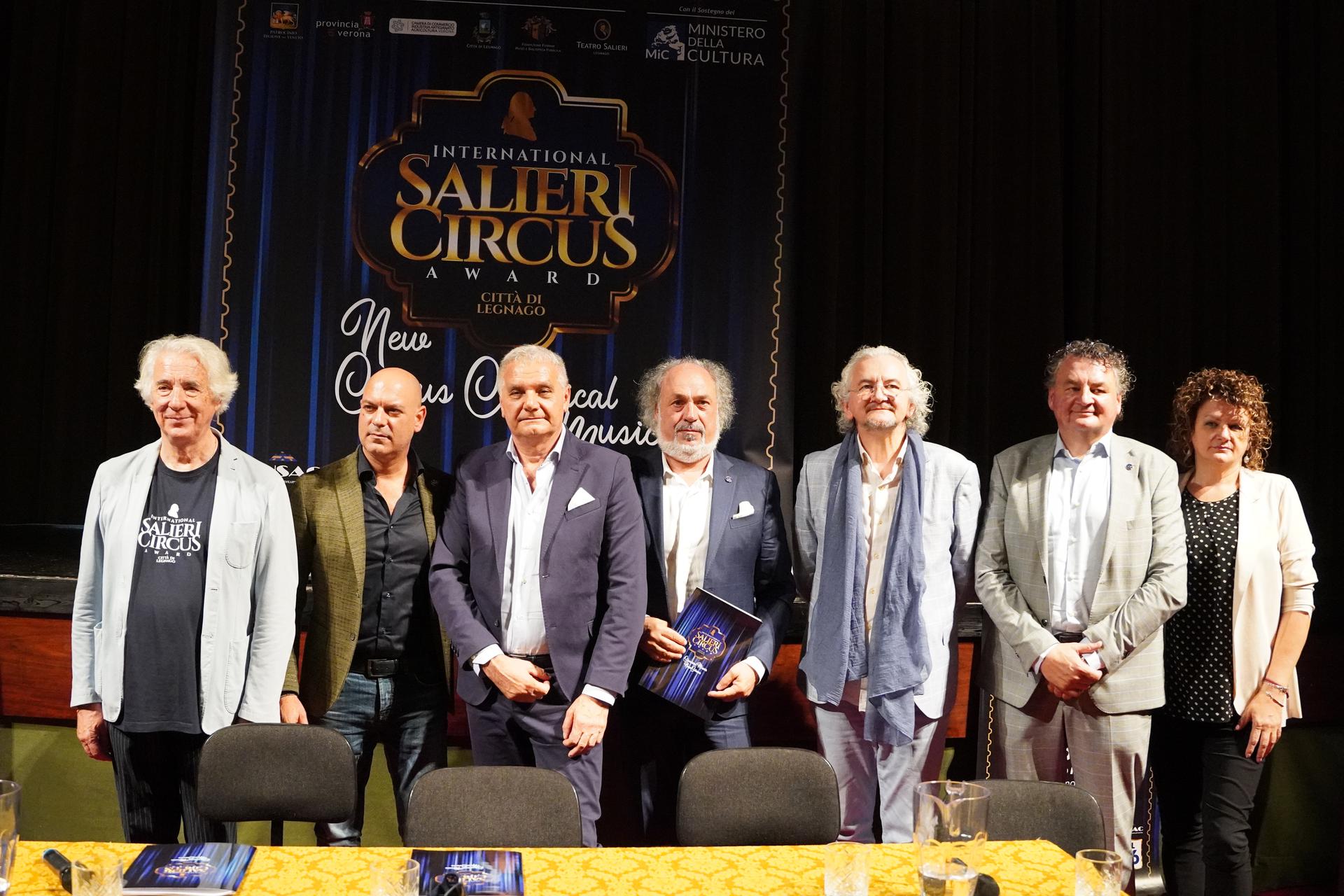 da dx Letizia Giarola Luciano Giarola Antonio Giarola Maestro Basso Sindaco Graziano Lorenzetti Riccardo Shahine Roberto Bianchin