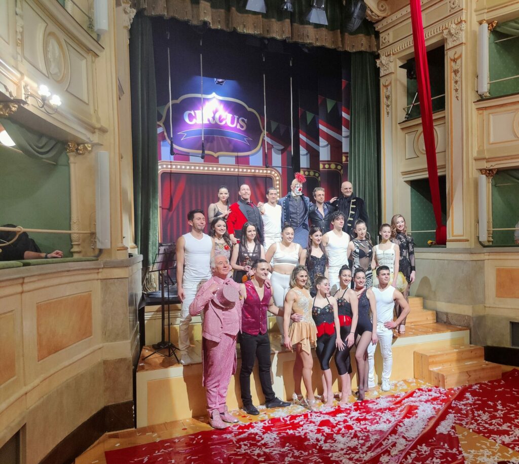 Il cast dello show con Roberto Bianchin e Paride Orfei foto di Circusnewsit