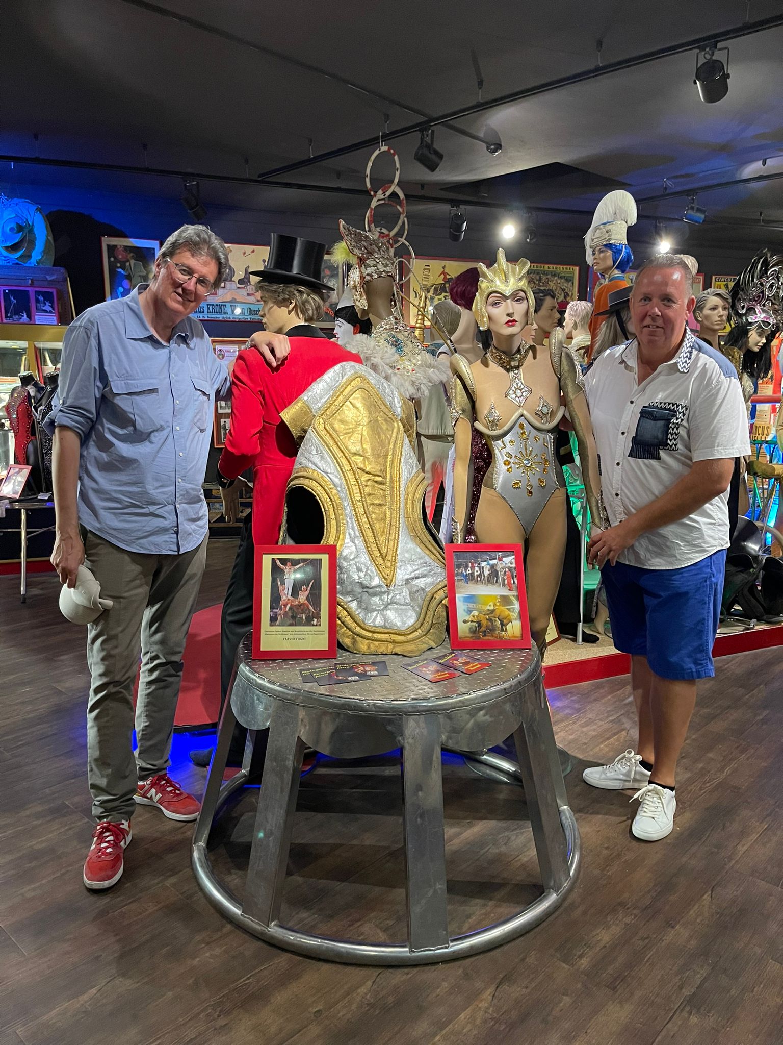W Uno sgabello il testale e un costume degli elefanti spaziali di flavio Togni esposti al museo