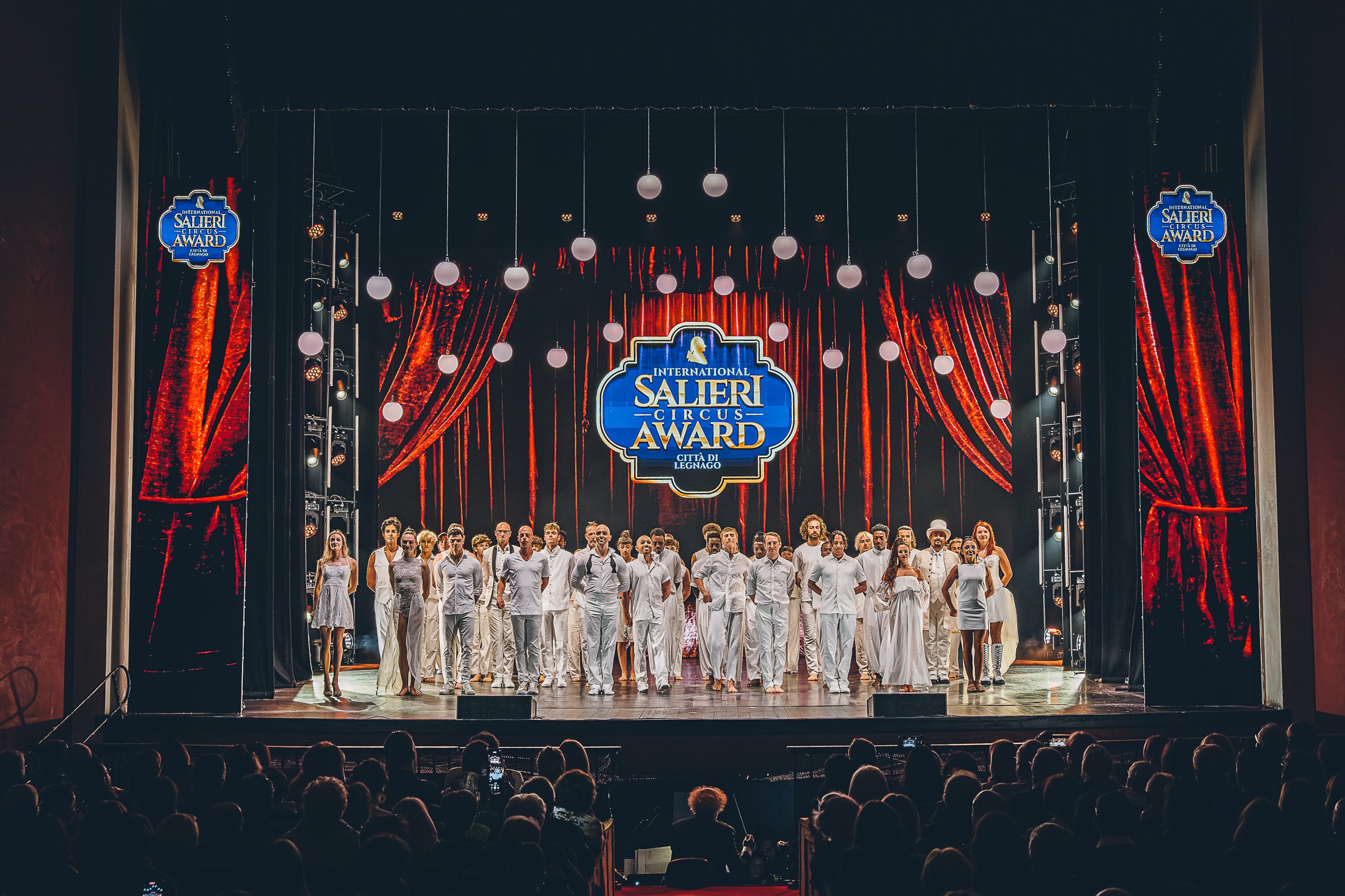 Artisti saluti fine show Salieri Circus 2025
