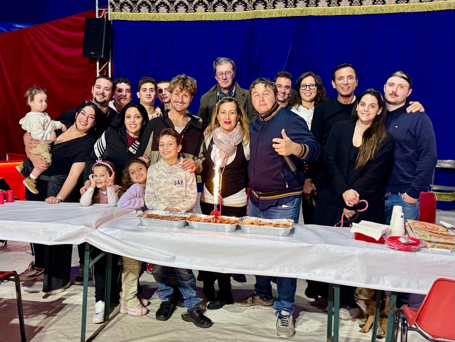 La compagnia dellItalian Niuman Circus festeggia con alcuni ospiti
