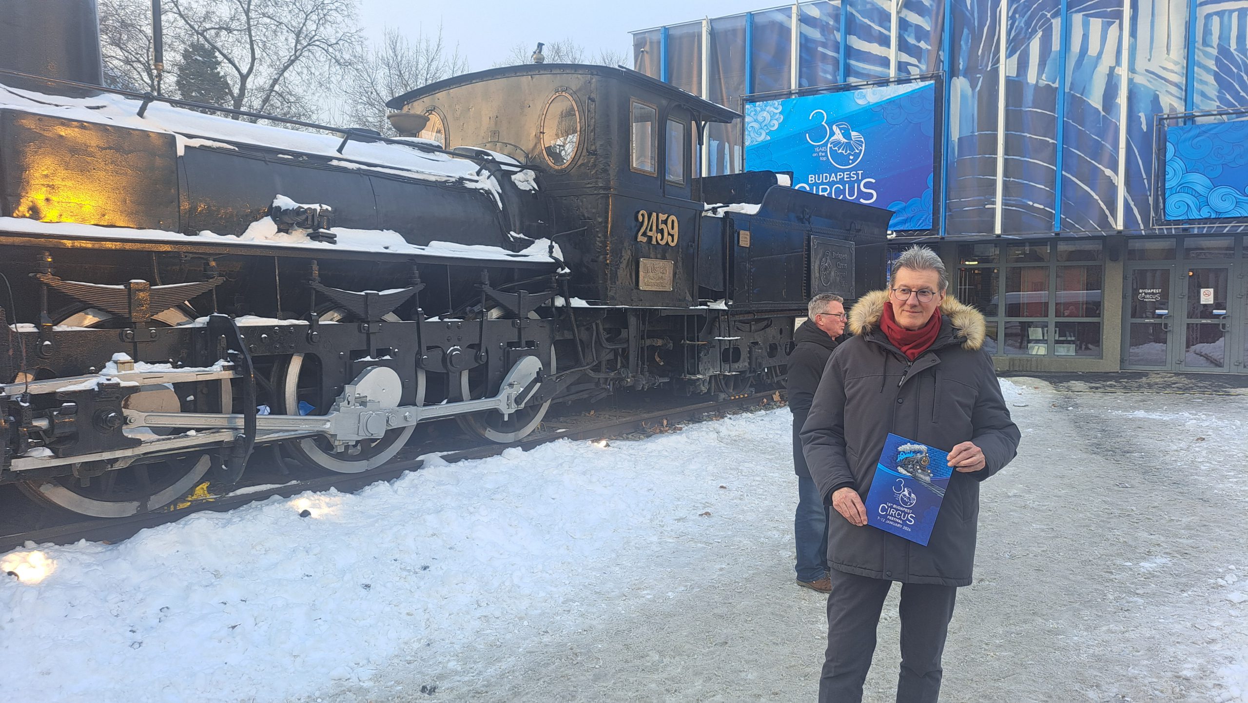 F. Mocellin davanti la locomotiva simbolo del Festival